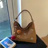 Bolso de Mano Rígido con Remaches Escarchado para Mujer 2025 Invierno Nuevo Estilo Simple y Moderno Textura Bolso de Hombro Único Cruzado