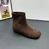 Botas Curtas de Outono 2026 Bico Falso Dividido Aumento de Altura Cano Curto Camurça Zíper Traseiro Emagrecimento Botas Chelsea Femininas