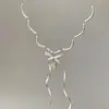 Escuché que las hojas de arce son la confesión más cálida del otoño~Cadena de suéter simple y versátil de color rojo, accesorio colgante de alta gama