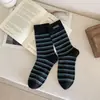 25 Calcetines Nuevos de Otoño e Invierno Calcetines de Media Caña para Mujer Rayas Retro Calcetines de Algodón Simples Casuales de Moda Ins