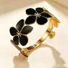 Pulsera de Acero Inoxidable de Lujo Ligero con Flor de Goteo de Aceite de Venta Caliente Transfronteriza para Mujer, Abierta en Forma de C de Alta Gama, Pulsera Versátil de Personalidad