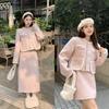 Roupas de Outono e Inverno são Combinadas com um Conjunto Completo de Ternos Rosa Estilo Chanel para Mulheres, Jaquetas Curtas de Pelúcia e Saias, Conjuntos de Duas Peças