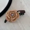 Elegante Clip de Banana para Coleta Alta de Mujer Color Café con Perlas Tejidas Flor de Rosa Gama Alta 2025 Elegante Cabeza Redonda Mostrando Volumen del Cabello