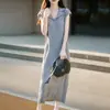 Novo Vestido de Malha com Gola Andy de Veludo Outono/Inverno 2026 Manga Curta Feminino Cor Sólida Costurado Slim Fit Midi