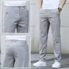 Calça Casual de Seda Gelada de Nove Pontos de Alta Qualidade de Hong Kong para Homens, Novo Estilo de Outono, Calça Masculina Reta Slim Cáqui, Calça Elástica de 9 Pontos