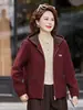 Elegante abrigo de otoño para mamás, con diseño de capucha, hecho de lana, perfecto para mujeres de mediana edad y mayores, ofreciendo un look casual pero elegante y sofisticado para otoño e invierno