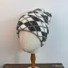 Gorro de Lana a Cuadros con Forma de Diamante Retro, Gorro de Punto Rayado Blanco y Negro para Mujer, Gorro de Invierno Cálido que Protege los Oídos
