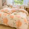 Nuevo juego de ropa de cama de cuatro piezas de terciopelo de leche estampado de grado A para bebé y maternidad 2026, diseñado para uso doméstico, con un estilo fresco y sencillo, que proporciona calidez y grosor extra, adecuado para dormitorios en invierno.