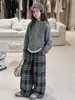 Conjunto de Moletom com Capuz Falso de Duas Peças e Calça Wide Leg Xadrez para Meninas Primavera e Outono 2026 Novo Estilo Conjunto Casual Coreano de Duas Peças para Crianças Pequenas e Grandes