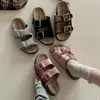 Elegantes y llamativas chanclas de verano estilo Chanel, 2026, nuevo estilo de celebridad de internet, sin rozaduras en el talón, sandalias limpias y ordenadas para mujer