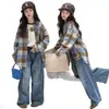 Roupas infantis estilo coreano 2026 conjunto infantil primavera e outono: Conjunto de três peças para meninas: camisa xadrez, camiseta básica e jeans de perna larga, moderno