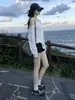 Cubre trajes de alta gama estilo coreano con hombros descubiertos y protección solar para mujer, camiseta nueva casual y versátil de manga larga transpirable, diseño rejuvenecedor, 13928