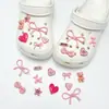 Decoraciones de zueco de dibujos animados abeja linda piña accesorios DIY hebillas de zapato dijes para zapatos versátil transfronterizo en stock al por mayor
