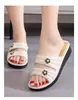 Venta Directa de Fábrica Pantuflas de Tacón Medio para Mujer, Ropa de Exterior de Verano, Tacones de Cuña, Suelas Gruesas, Antideslizantes, Sandalias de Suela Blanda de Celebridad de Internet, Venta al por Mayor para el Hogar