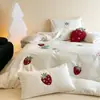 Conjunto de Cuatro Piezas de Invierno de Peso Alto con Bordado Simple y Fresco de Fresas