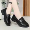 Mocasines primavera zapatos pequeños de cuero suela blanda superficie suave cómodos slip-on zapatos de cuero para trabajar fabricantes de marca entrega en una sola pieza