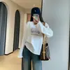 Camiseta feminina de manga comprida, estilo coreano, caimento solto, divertida, com bordado de ovelhinhas, modelagem ampla que afina, perfeita como camada interna ou base, nova coleção outono 2026