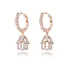 Brincos de tarraxa femininos com símbolos populares europeus e americanos, totalmente cravejados de diamantes, estilo hip hop simples, banhados a ouro 18K real, brincos femininos