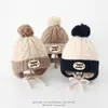 Chapéu infantil com proteção auricular em blocos de cor estilo coreano, chapéu quente de outono e inverno com pompom, chapéu de enfiar unissex