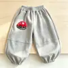 Calça de moletom infantil 2026 primavera e outono 3D boneco de carro calça casual para meninos e meninas fofa modelagem solta com punhos afunilados calça comprida