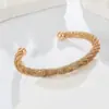 Europa y Estados Unidos dulce fresco grueso nuevo patrón pulsera abierta pulsera de acero de titanio dos colores sin decoloración en stock superpuesta año nuevo