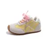 Nuevos estilos de primavera y otoño de zapatillas de estilo coreano para niños: zapatillas de malla transpirables, antideslizantes y de suela blanda, zapatillas de papá y zapatillas blancas versátiles