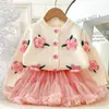Conjunto de Suéter de Tricô e Saia para Meninas Outono e Inverno Novo Estilo Versão Coreana Elegante para Bebê Menina Gola Redonda Flores Pequenas Cardigã Saia Plissada
