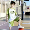 Traje deportivo de dos piezas para verano con shorts y manga corta para niños mayores, conjunto para niños, traje deportivo elegante y moderno