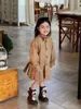 Ropa Infantil Estilo Coreano Nueva Otoño 2026: Gabardina estilo colegio británico para niña con cuello alto y bajo plisado