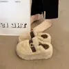 Chinelos fofos de sola grossa estilo coreano com fivela de cinto para mulheres, novos chinelos de moda outdoor 2026 para mulheres baixinhas, chinelos preguiçosos de algodão peludo