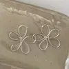 Brincos Grandes de Flor Oca Exagerados e Únicos para Mulheres, Design Versátil de Luxo Leve de Alta Qualidade, Acessórios de Orelha Simples para o Dia a Dia