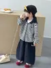 Conjunto de Cardigã Listrado para Meninos Primavera e Outono Estilo Coreano Conjunto Esportivo Tendência Cool de Duas Peças Roupas para Bebês e Crianças Pequenas