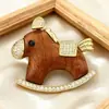 Estilo Luxo Acessível Infantil Madeira Grão Cavalo de Balanço Broche Liga de Cobre Galvanoplastia Ouro Real Micro-cravejado Zircônia Cavalo Broche Broche