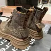 Botas Martin de peluche con forro de pedrería para mujer, nuevo modelo 2026, estampado de leopardo, llenas de pedrería, lujosas botas cortas con cordones, botas de plataforma gruesa estilo biker para mujer