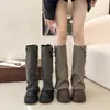 Botas femininas versáteis e estilosas com fivela de cinto, salto grosso, design moderno e estiloso, cano alto franzido, sola grossa, botas de motocicleta estilo calça 2026 para o outono