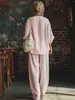 Conjunto casual de dos piezas de lino rosa retro francés con top holgado de cuello en V y pantalones de pierna ancha en un estilo relajado