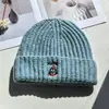 Gorro tejido bordado negro y rosa, gorro de invierno de punto con pingüino, gorro de lana pequeño y cálido que favorece la cara de la mujer, estilo casual americano con puño