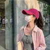 La gorra de béisbol con parte superior abierta se puede peinar con una coleta alta, proporciona protección solar para salidas, es ventilada y transpirable, y presenta un diseño en forma de corazón para mujer.