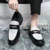 Mocasines negros y blancos de bloques de color sin cordones para hombre, estilo retro británico, calzado formal de negocios moderno, mocasines casuales de cuero para el día a día
