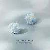 Aretes de Flor de Perla de Arroz de Hortensia Azul Aretes Coloridos Pequeños con Perlas Multicolores Aretes Dulces Pinzas para Orejas Sin Perforaciones