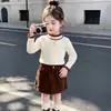2026 Novo Estilo Coreano Suéter Básico de Três Botões para Meninas Outono Novo Gola Alta Básica para Bebês e Crianças Roupa Infantil