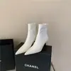 Botas de Cano Curto Marrons de Alta Qualidade com Padrão de Lichia Salto Alto Femininas 2025 Novas Botas Europeias e Americanas Bico Fino Salto Agulha Emagrecedoras Botas de Moda