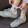 26 Meias Curtas Novas Estilosas de Primavera e Verão Bordadas com Urso Estilo Coreano Simples Meias Femininas Atacado Algodão Penteado Meias Curtas Versáteis