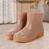 Botas de lluvia de moda para mujer adultas para la temporada de lluvias, antideslizantes, impermeables, adecuadas para usar en lavandería y cocina, de corte bajo, con suela gruesa, adecuadas para todas las estaciones
