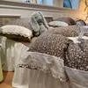 Conjunto de Roupa de Cama Pequeno Floral de Quatro Peças Estilo Francês de Luxo com Renda Vintage, Acabamento em Renda Vazada, Lençol de Chiffon Amassado, Capa de Edredom e Saia de Cama