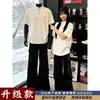 Camiseta Cinza de Manga Curta com Gola Polo Henry e Ombro Regular para Homem, Estilo High Street Americano, Camisa Polo Pesada com Toque Premium, Design Fresco e Estiloso de Manga Meia