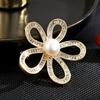 Broche de Flor Elegante de Luxo Estilo Coreano Alfinete de Corsage Feminino Acessórios de Roupa Elegante Versátil Alfinete de Botão Requintado