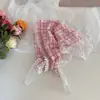 Estilo pastoral de la costa francesa encaje Cuadros pañuelo triangular para la cabeza femenino Protección solar de punta cerrada verano rosa dopamina