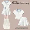 Conjunto de Roupa Estilo College para Meninas 2026 Verão Novo Doce Fofo Desenho Animado Camisa POLO e Saia Curta de Renda Conjunto de Duas Peças