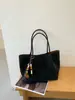 Bolso tote de gran capacidad para mujer, estilo transfronterizo, para ir al trabajo, nuevo bolso tipo cubo, textura retro, nicho, de un solo hombro, para llevar debajo del brazo